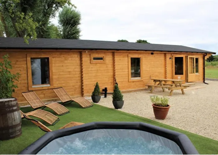Stunning 5-Bed Cabin In Ashton Under Hill