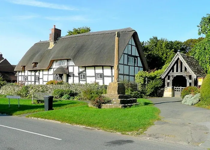 Stunning 5-Bed Cabin In Ashton Under Hill